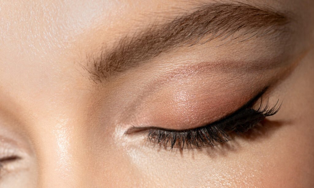 I'm An Emmy Award–Winning Makeup Artist: Use This Mascara Hack To Lift The Eyes