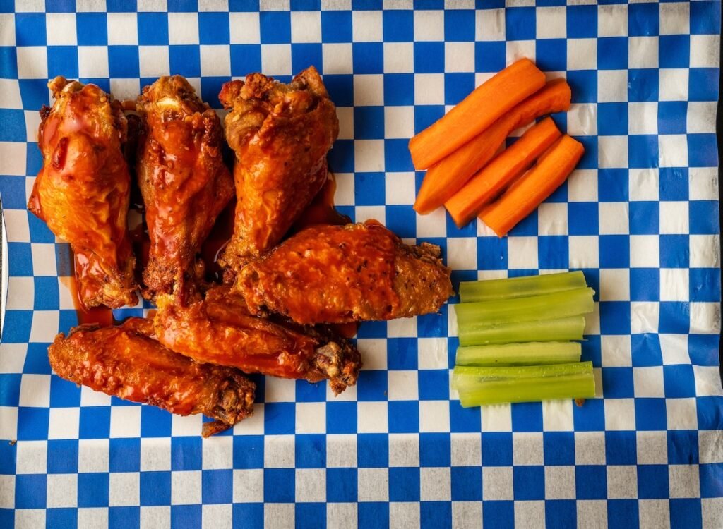 6 Pizza Chains That Secretly Serve Amazing Wings 6 Pizza Chains That Secretly Serve Amazing Wings