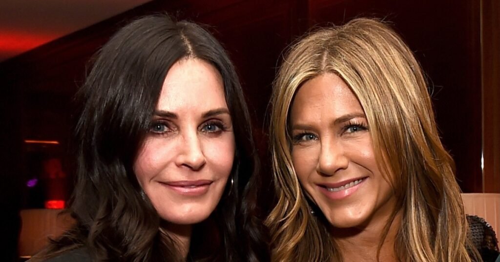 Friends' Jennifer Aniston, Courteney Cox Share New Selfie