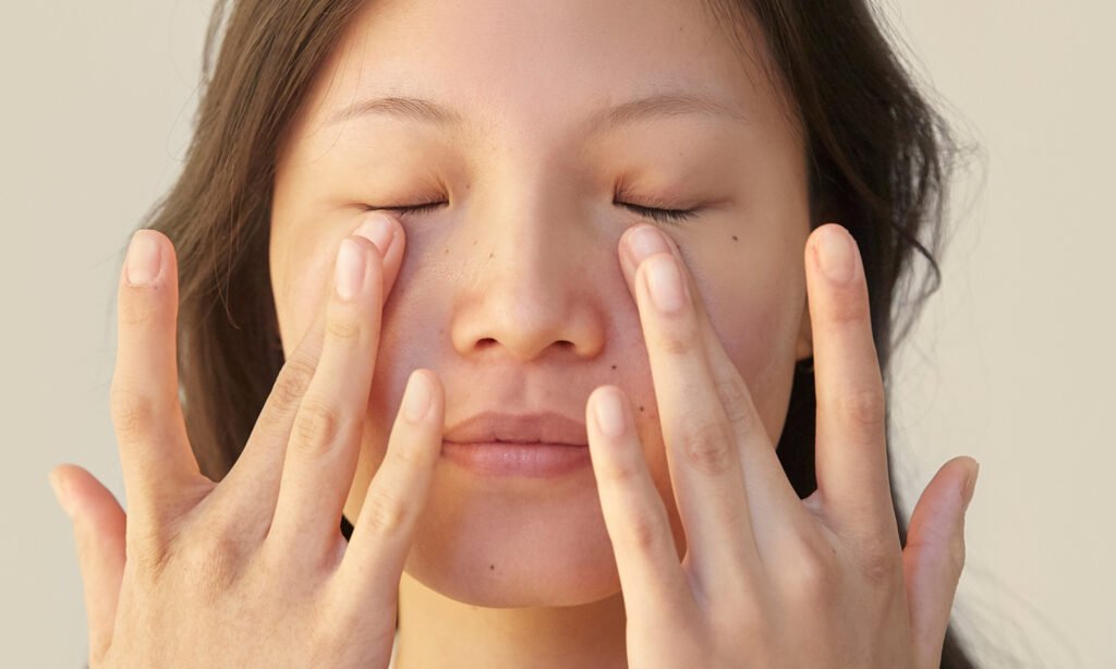 Puffy Under-Eyes? Try This Classic Trick With An MD-Approved Upgrade