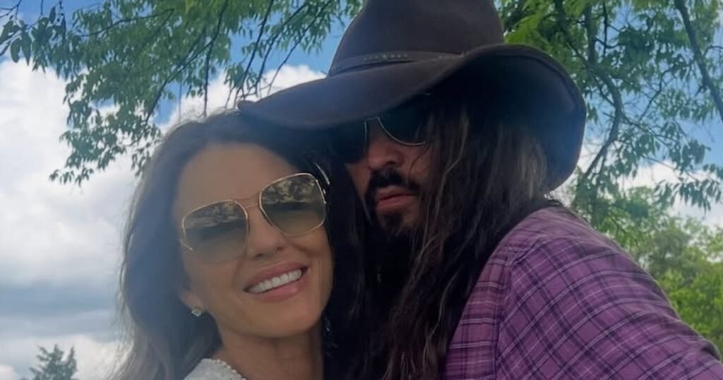 Elizabeth Hurley Talks ‘Good Year’ Thanks to Boyfriend Billy Ray Cyrus Elizabeth Hurley Talks 'Good Year' Thanks to Boyfriend Billy Ray Cyrus