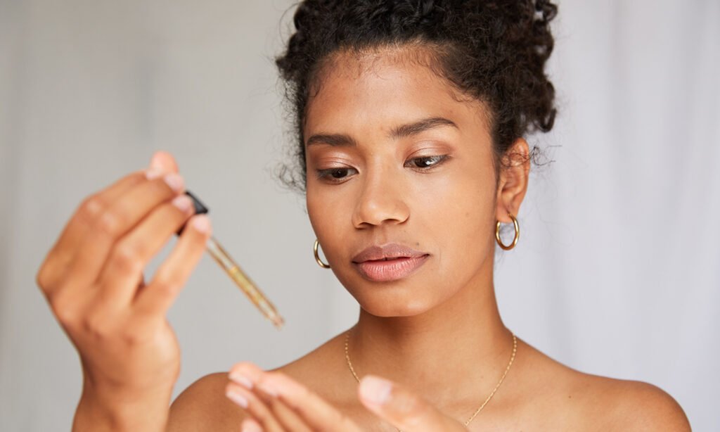 Why You Should Blend Oil & Moisturizer Together From A Pro