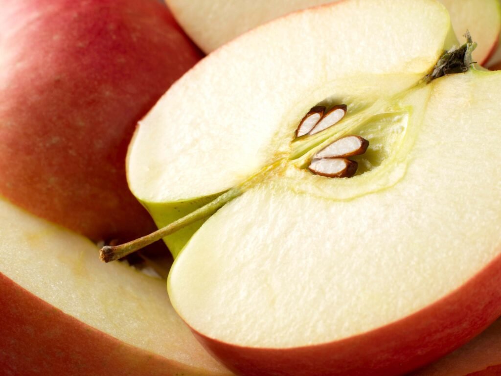 4 Potentially Serious Health Risks of Eating Apple Seeds