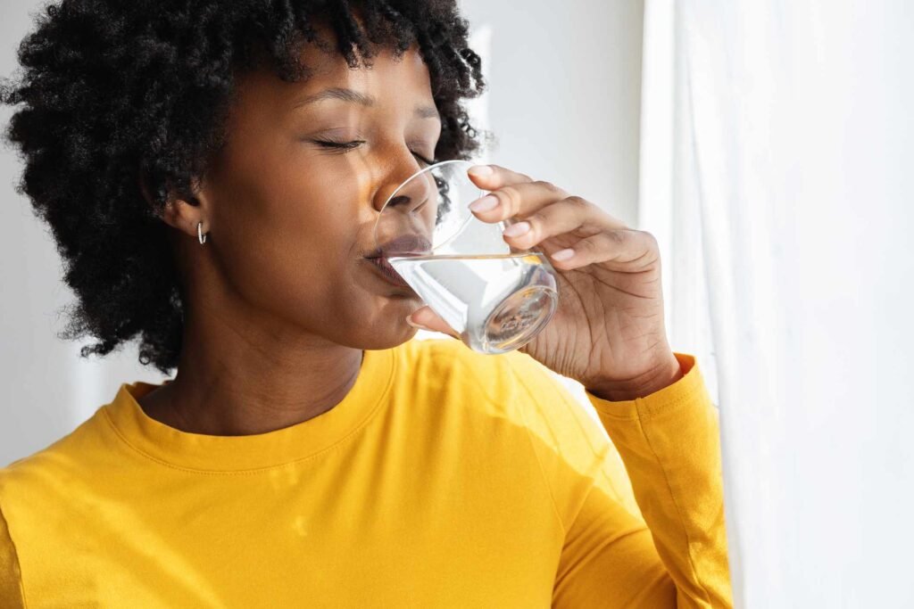 What Drinking a Glass of Water First Thing in the Morning May Do for Your Energy and Digestion What Drinking a Glass of Water First Thing in the Morning May Do for Your Energy and Digestion