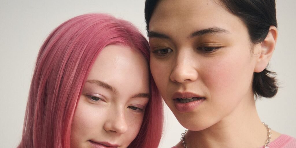 3 Signs You’re the ‘Fringe Friend’ of Your Group, According to a Psychologist